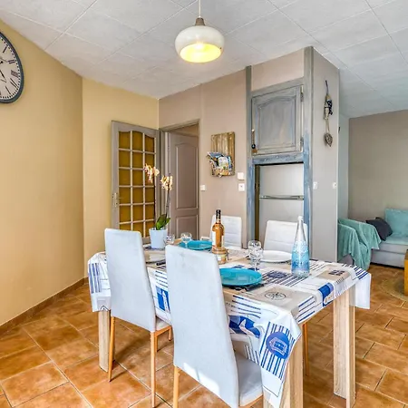 Сasa de vacaciones 2 Bedroom Awesome In Meschers-sur-Gironde